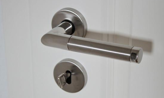Jak dobrać odpowiednie klamki do drzwi?