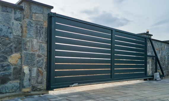 Bramy dostępne od ręki – jak wybrać dobrą bramę i nie czekać tygodniami?